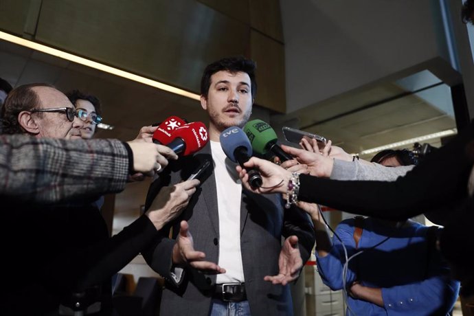 El portavoz de Más Madrid en la Asamblea, Pablo Gómez Perpiny ofrece declaraciones a los medios de comunicación después de registrar una proposición no de ley en la que se insta al Gobierno de la Comunidad de Madrid a cooperar con el Gobierno de España