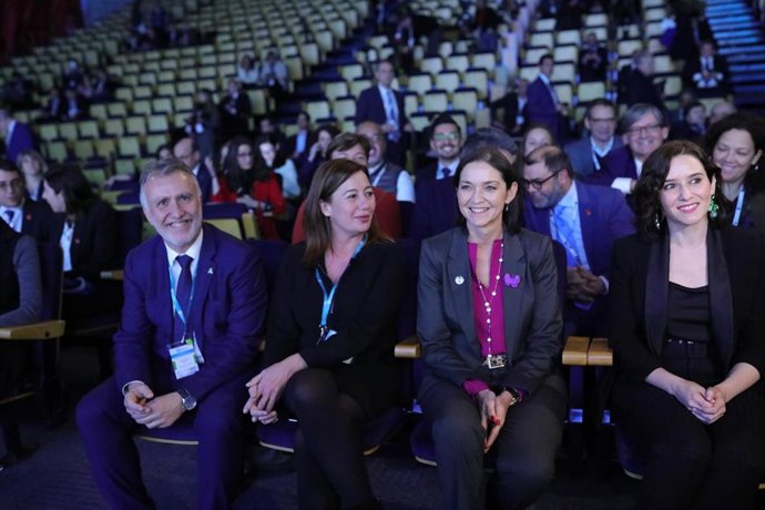 (I-D) El presidente de Canarias, Ángel Víctor Torres; la presidenta de Baleares, Francina Armengol; la ministra de Industria, Comercio y Turismo, Reyes Maroto; y la presidenta de la Comunidad de Madrid, Isabel Díaz Ayuso, durante el Foro de Liderazgo Tu