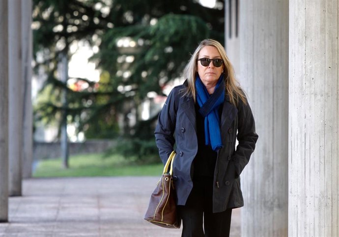 La viuda de Camilo José Cela, Marina Castaño, se dirige a la Audiencia Provincial de Santiago de Compostela, donde se celebra el juicio por malversación de fondos públicos en la Fundación Camilo José Cela, en el que ella se sienta en el banquillo.