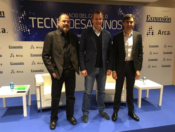 Ignaciom del Castillo, redactor de 'Expansión'; Meinrad Spengfer, consejero delegado de MásMóvil, y César Cid, consejero delegado  de Arca.