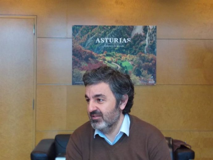El consejero de Desarrollo Rural, Agroganadería y Pesca, Alejandro Calvo, en su despacho en Oviedo.