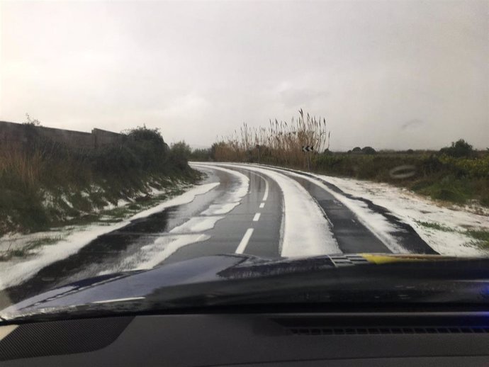 Una fuerte granizada tiñe de blanco Picassent (Valencia)