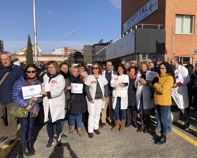 Personal sanitario y usuarios concentrados a la puerta del Hospital Clínico de Valladolid.