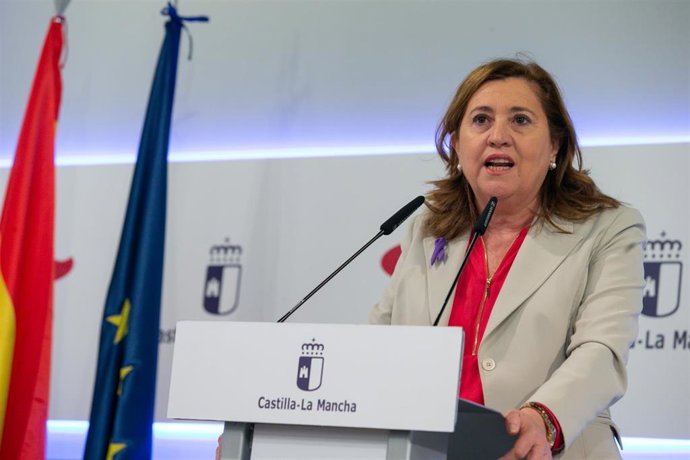 La consejera de Educación, Cultura y Deportes de C-LM, Rosa Ana Rodríguez, en rueda de prensa