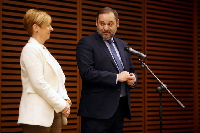El ministro de Transportes, Movilidad y Agenda Urbana, José Luis Ábalos y la consejera de Desarrollo Económico e Infraestructuras del País Vasco, Arantxa Tapia, durante la IV Jornada Internacional Ferroviaria 'Basque Railway 2020'.
