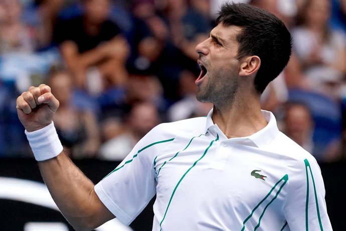 Novak Djokovic celebra su victoria en el Abierto de Australia 2020