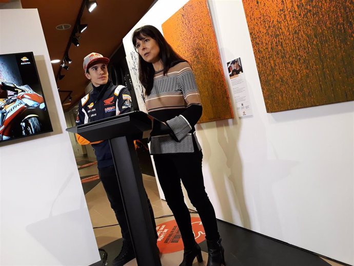 El piloto de MotoGP Marc Márquez (Repsol Honda) en la inauguración de la exposición de ocho cuadros pintados por él mismo con una Honda, en su museo de Cervera