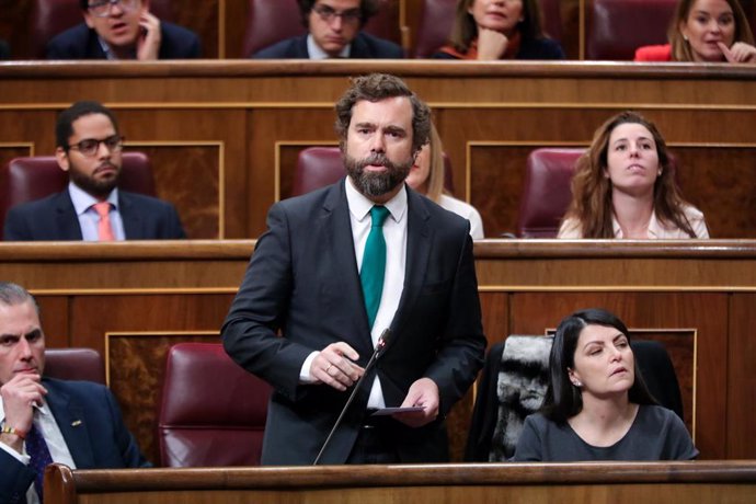 El portavoz VOX en el Congreso de los Diputados, Iván Espinosa de los Monteros, en su escaño en el hemiciclo del Congreso de los Diputados