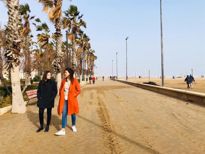 La vicealcaldesa de Valncia, Sandra Gómez, y la concejala de Ciclo Integral del Agua, Elisa Valía, en el paseo de la Malvarrosa tras el temporal