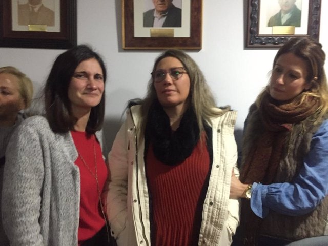 La alcaldesa de Alcaucín, Ágata González; la exedil de Cs Sara Matés y la viceportavoz del PSOE, Antonia García, tras el pleno en el que se ha rechazado la moción de censura en Alcaucín.