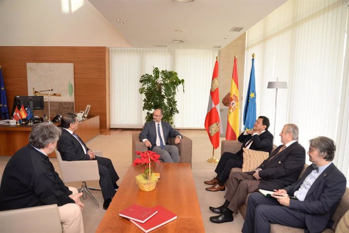 Recepción del presidente de las Cortes de Castilla y León, Luis Fuentes Rodríguez al presidente y al rector del IGOB.