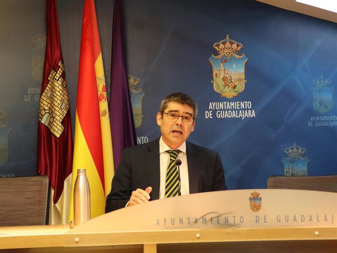 El concejal de Hacienda de Guadalajara, Santiago Baeza, en rueda de prensa