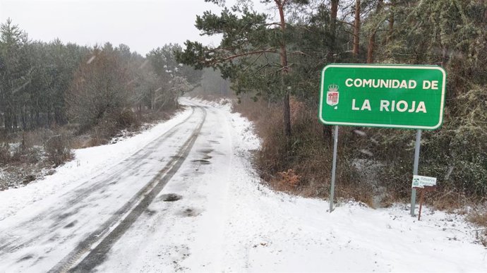 Nieve junto a un cartel de la  Comunidad Autónoma de La RIoja