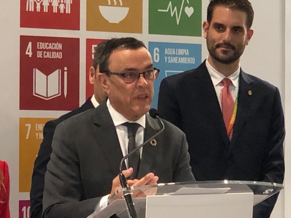 El presidente de la Diputación de Huelva, Ignacio Caraballo, en Fitur.