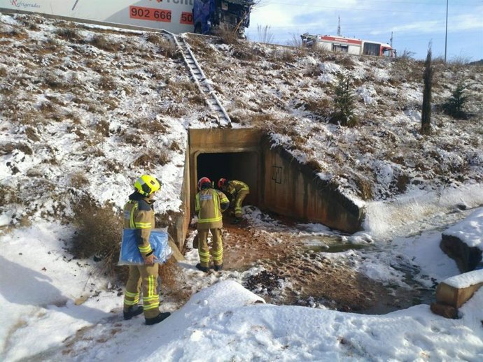 Los bomberos actúan en el accidente de un camión que se ha registrado en la Vía Perimetal de Barrios de Teruel