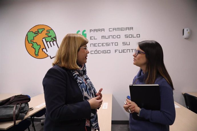 La concejala delegada del Área de Innovación y Digitalización Urbana, Susana Carillo y la Gestora de programas de inclusión sociolaboral en Andalucia Oriental de Acción contra el Hambre, Ana Rey,