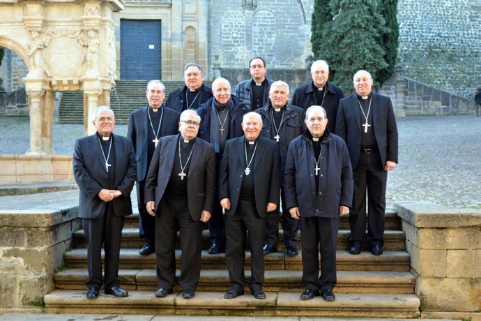 Obsopos y arzobispos del sur de España en su asamblea celebrada en Baeza