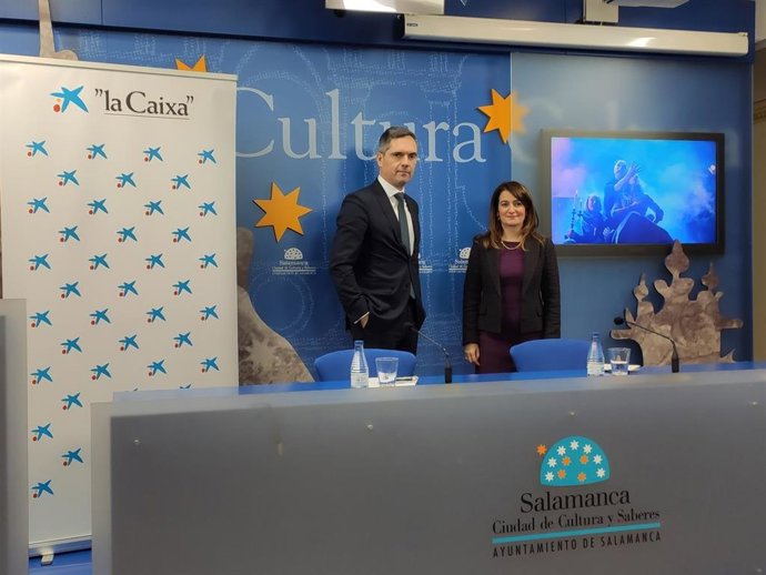 Carlos Urruti y María Victoria Bermejo en la presentación de los conciertos educativos de 'la Caixa' y el Ayuntamiento de Salamanca