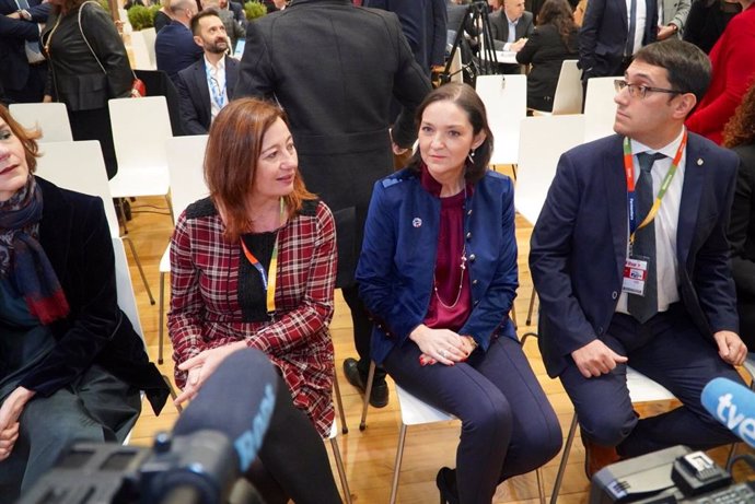 La presidenta de las Islas Baleares, Francina Armengol, y la ministra de Industria, Comercio y Turismo, Reyes Maroto, en FITUR