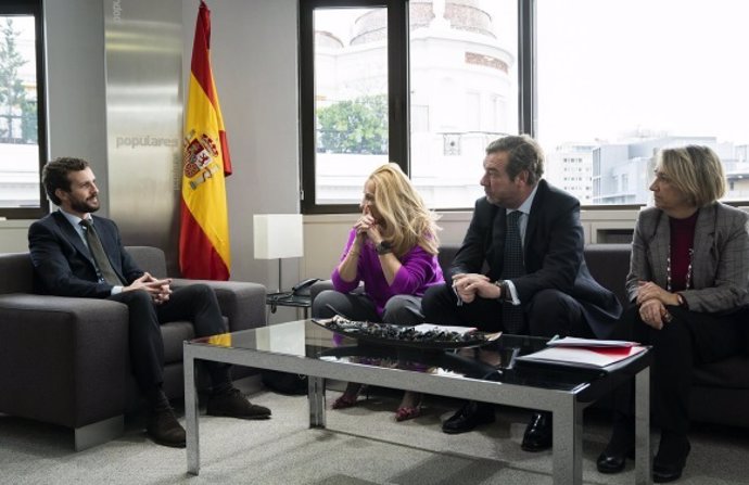 El presidente nacional del PP, Pablo Casado, en una reunión con la presidenta de Sernauto, Maria Helena Antolín, en la sede nacional del partido