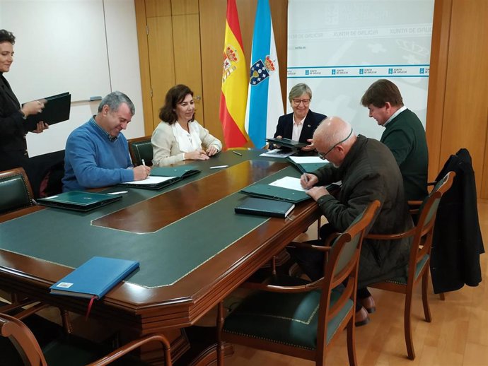 La conselleira do Mar, Rosa Quintana, firma convenios con representantes de cofradías