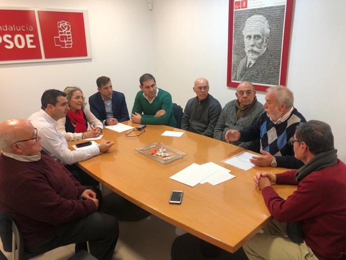 El PSOE de Huelva se compromete con los emigrantes retornados a llevar sus reivindicaciones ante el nuevo Gobierno.