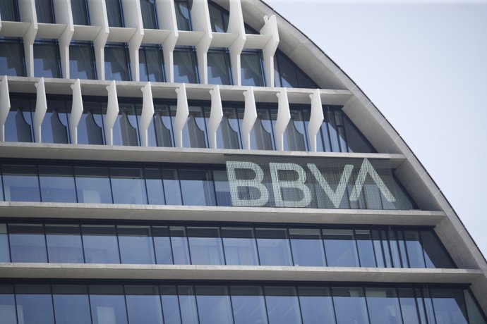 El edificio del 'La Vela', sede del BBVA  en Madrid, con el nuevo logo de la compañía.