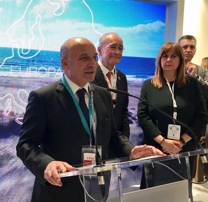 El presidente del Puerto de Málaga, Carlos Rubio, junto al alcalde de la ciudad, Francisco de la Torre, y la edil de Turismo, Rosa Sánchez, en Fitur
