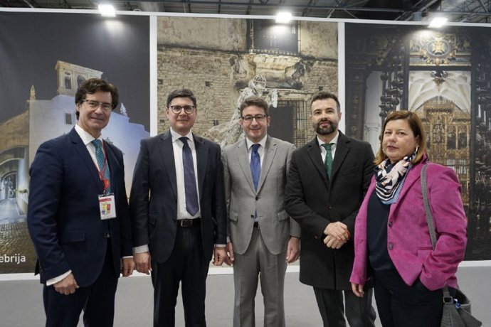 El presidente de la CES, Miguel Rus, junto al portavoz de Cs en el Ayuntamiento de Sevilla, Álvaro Pimentel; el diputado por Sevilla en el Congreso de los Diputados Pablo Cambronero y los diputados provinciales Carmen Santa María y Manuel Benjumea