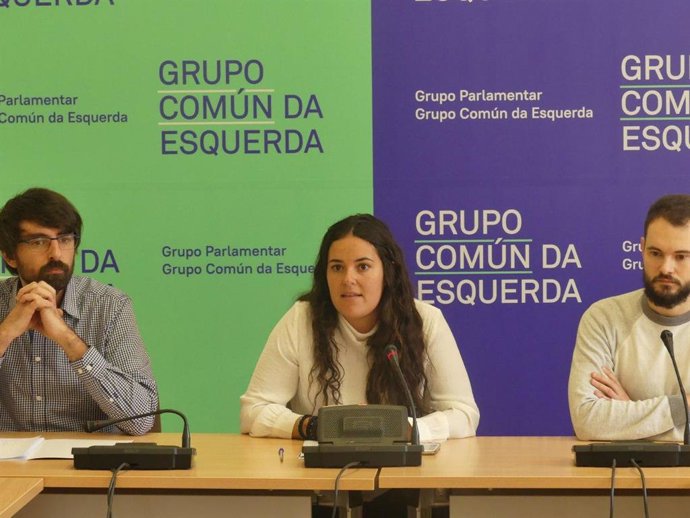 El diputado del Grupo Común da Esquerda Marcos Cal, la portavoz Luca Chao y el presidente de Libera, Rubén Pérez, en rueda de prensa.