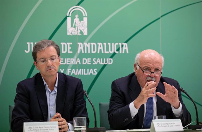 El consejero de Salud, Jesús Aguirre, y el portavoz del gabinete creado sobre la listeriosis, José Miguel Cisneros , en una imagen de archivo de una comparencia informativa. 