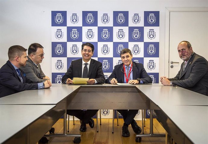 El presidente del Cabildo de Tenerife, Pedro Martín y representantes de Segittur, en la firma del acuerdo sobre transformación digital