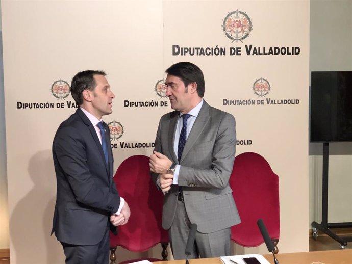 El presidente de la Diputación, Conrado Íscar (izquierda), conversa con el consejero de Fomento y Medio Ambiente, Juan Carlos Suárez-Quiñones (derecha).