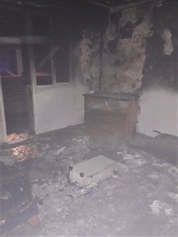 Estado de la vivienda tras un incendio que afectó a dos personas en Barbate