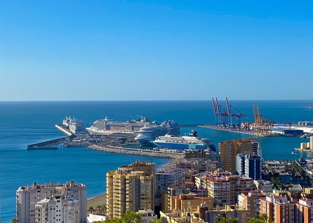 Cinco cruceros con más de 12.000 pasajeros coinciden en el puerto de Málaga el 6 de noviembre de 2019