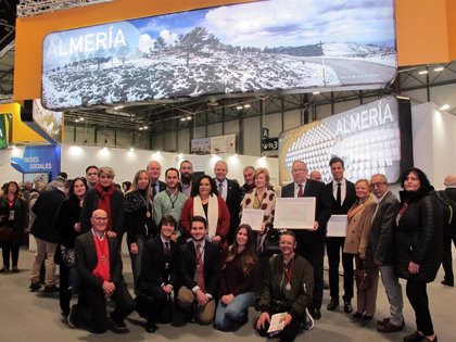 Vera (Almería) premia con sus 'Soles de oro' al turismo naturista y a la agrupación de hermandades