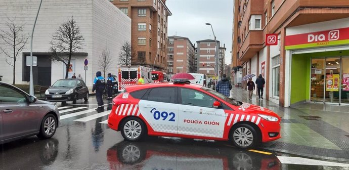Policía Local y ambulancia en la zona del atropello a una niña de 14 años en Gijón