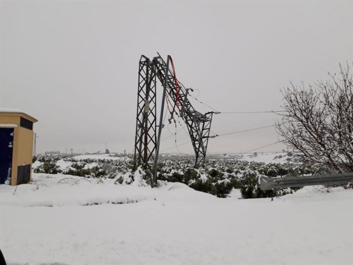 Torre eléctrica de Endesa caída por el temporal de nieve 'Gloria'.