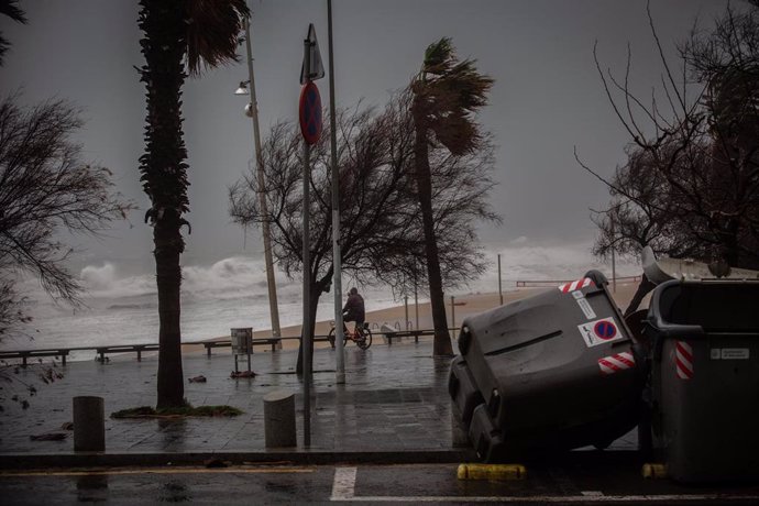 Varios contenedores caídos el paseo marítimo de Barcelona, donde la borrasca 'Gloria' ha dejado fuertes rachas de viento y lluvia, a 21 de enero de 2020.