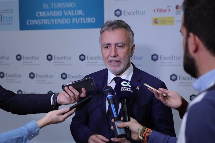 El presidente de Canarias, Ángel Víctor Torres, atiende a los medios de comunicación durante el Foro de Liderazgo Turístico de Exceltur en Ifema, en Madrid a 21 de enero de 2020.