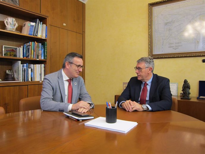 El secretario general del PSRM-PSOE, Diego Conesa, y el presidente de la CHS, Mario Urrea
