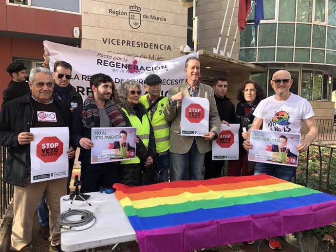 El portavoz de la plataforma cívica 'Pacto por la regeneración en la Región de Murcia', Jerónimo Tristante,  y otras plataformas en rueda de prensa