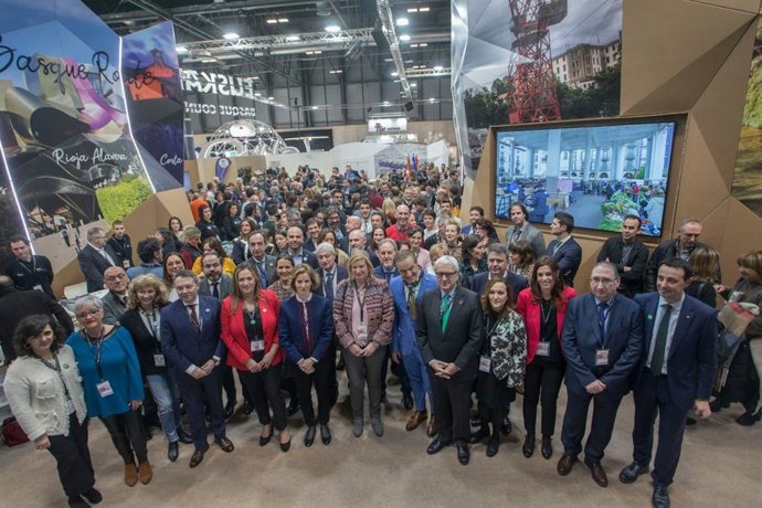 Inauguración del stand de Euskadi en Fitur, con la presencia de la consejera vasca de Turismo, Sonia Pérez.