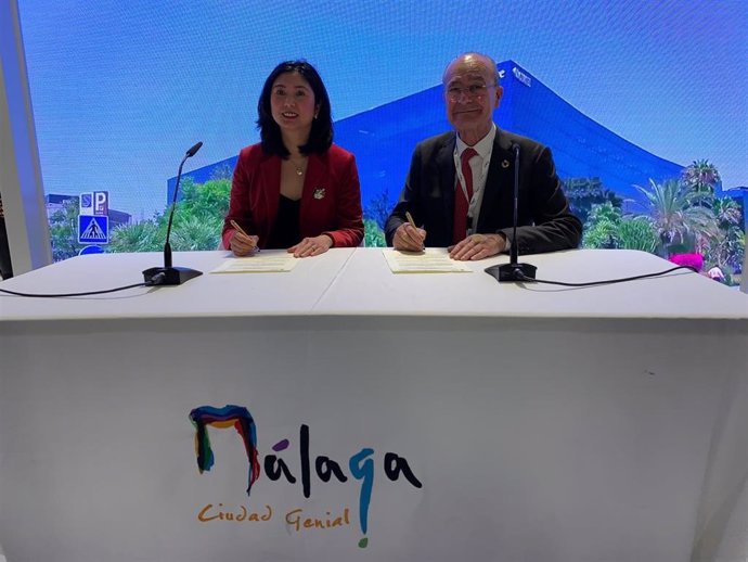 La consejera delegada de Asialink Consulting, Xiaoyi Zhang, y el alcalde de Málaga, Francisco de la Torre, firman un acuerdo de colaboración y promoción del destino malagueño en China.