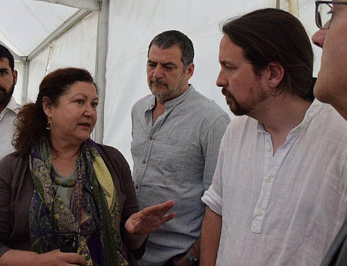 Mae de la Concha con Pablo Iglesias, ambos de Podemos.