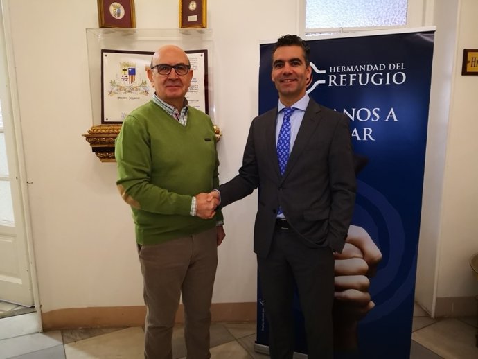 Santiago Sánchez, hermano mayor de la Real Hermandad del Santo Refugio y Luis Ignacio Lucas, director general de Caja Rural de Aragón.