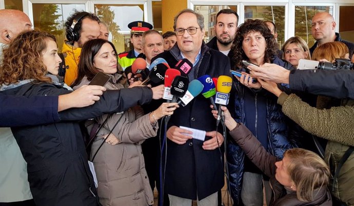 El presidente de la Generalitat, Quim Torra, atiende a los periodistas tras visitar el Delta de l'Ebre, junto a la consellera Teresa Jord.