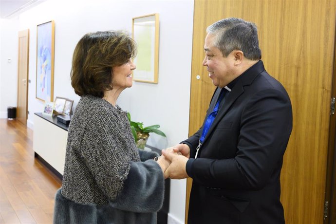 La vicepresidenta primera, Carmen Calvo, y el nuevo nuncio en España, Bernardito Auza