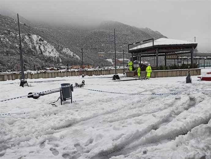 Operarios trabajando en la Plaa del Poble de Andorra la Vella