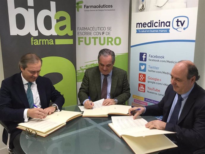 Foto acuerdo farmaceuticos medicina TV Bidafarma ortopedia firmando